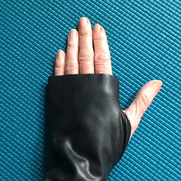 🖤Black faux leather mock turtleneck long sleeve top crop Sz Small NEW!! - Picture 9 of 13